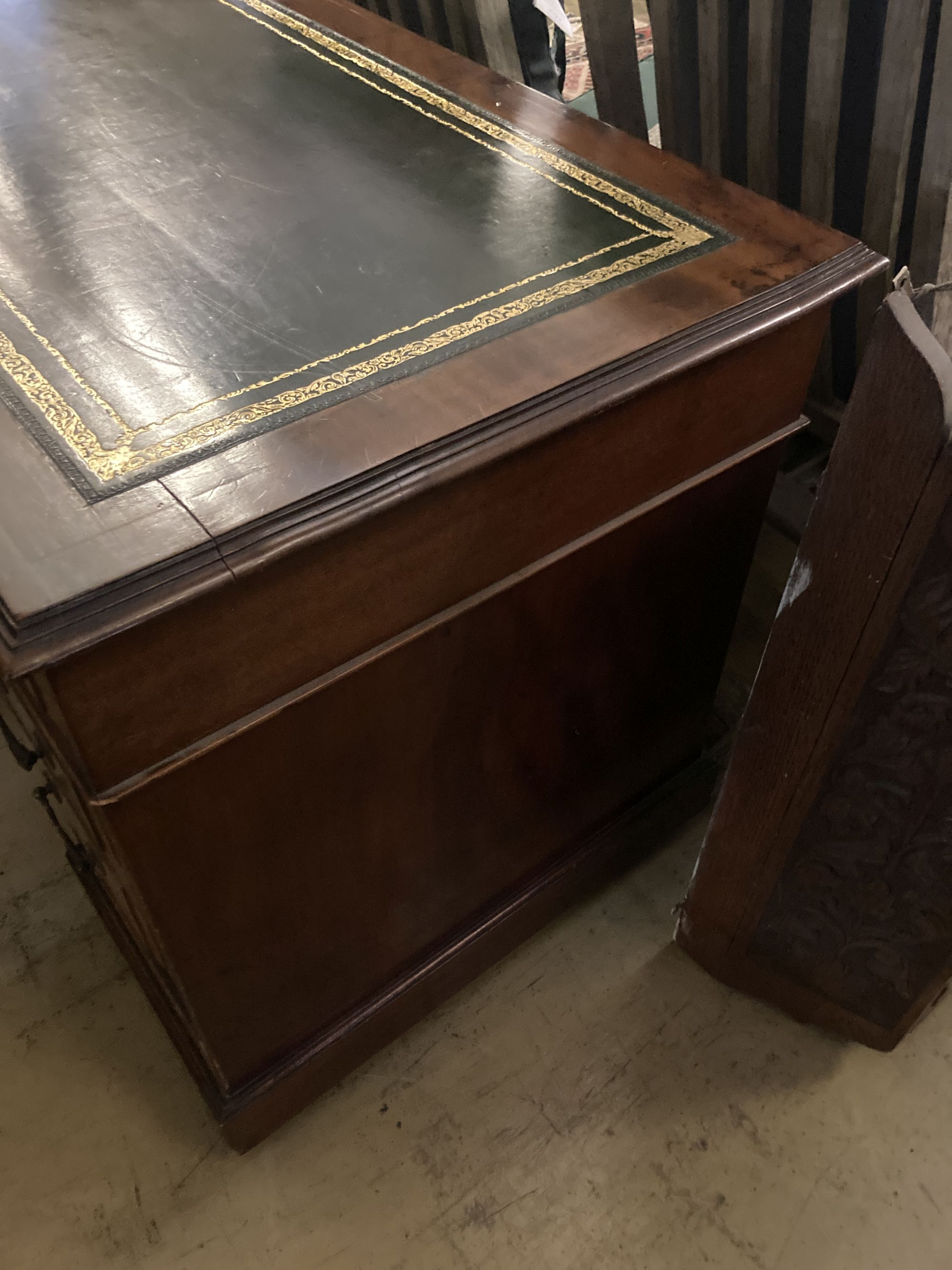 A Victorian walnut pedestal desk, width 122cm depth 64cm height 73cm